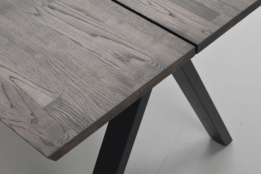 Rowico | Carradale matbord 220 brun ek/V-ben svart metall Default Title