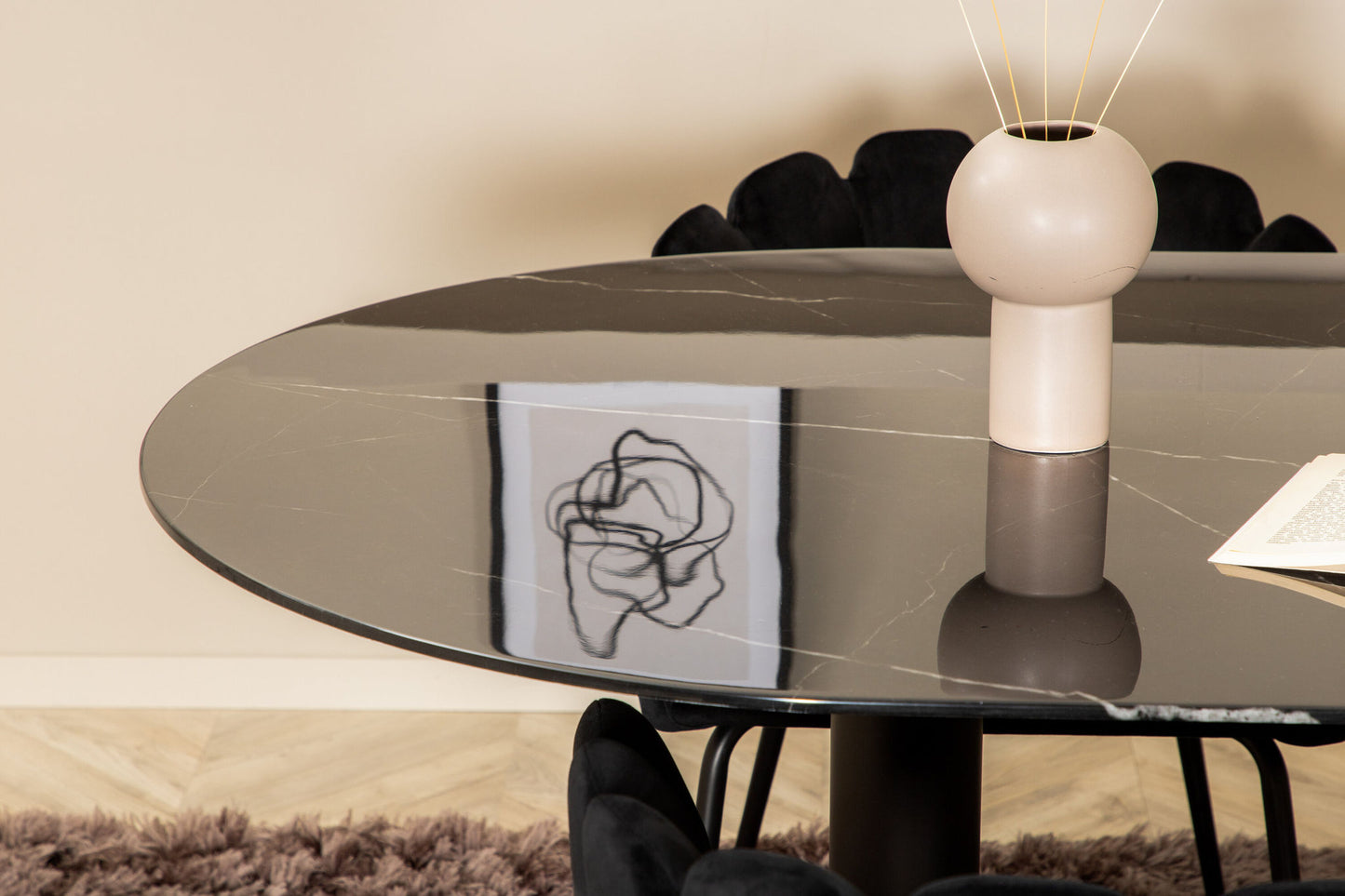 Pillan - Ovalt spisebord, Sort glas Marmor+Limhamn , Stol, Sort velour