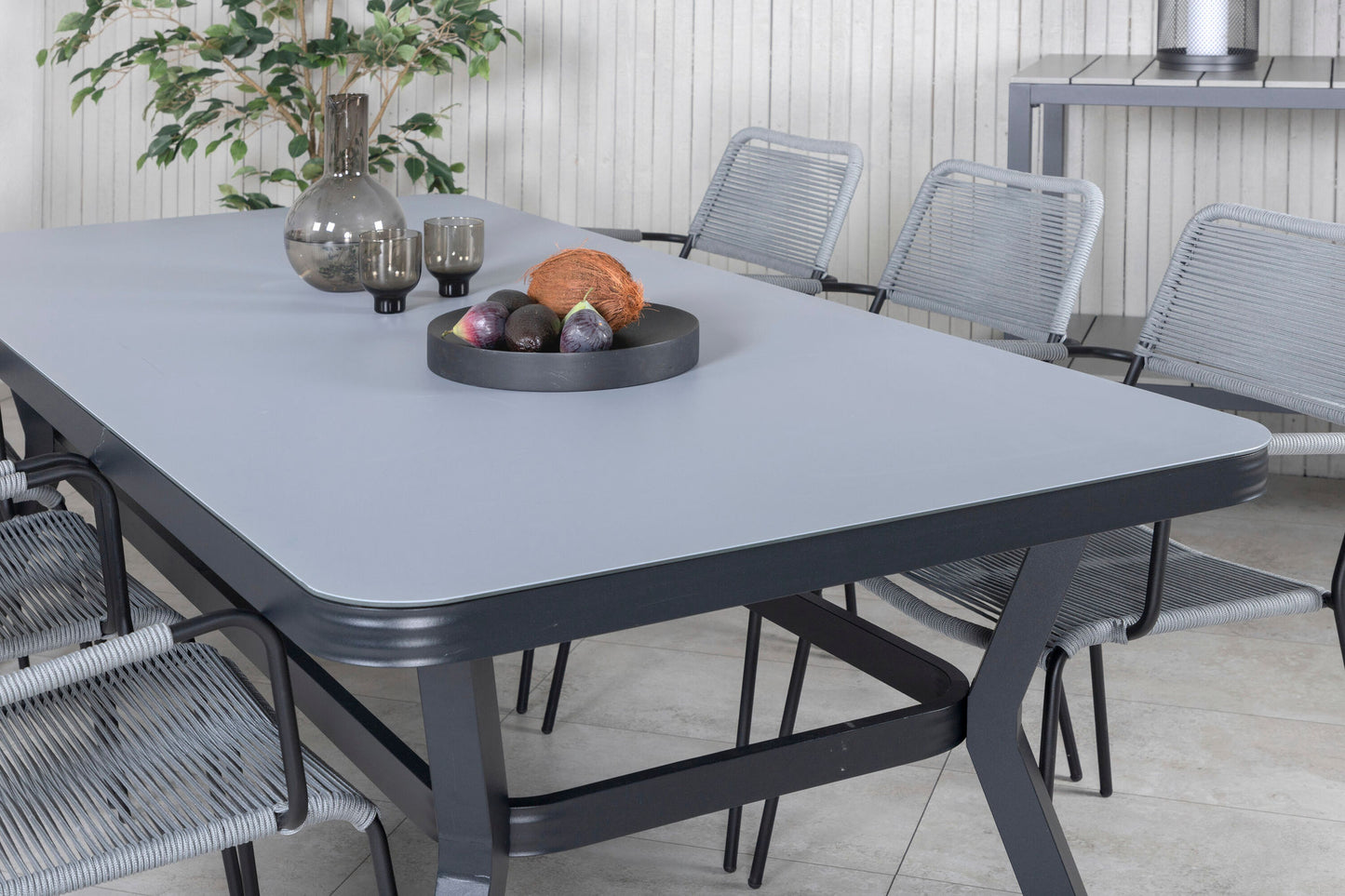 Virya - Spisebord, Sort Alu / Grå glas - big table+Lidos Stol m. armlæn - Sort Alu / Grå Reb