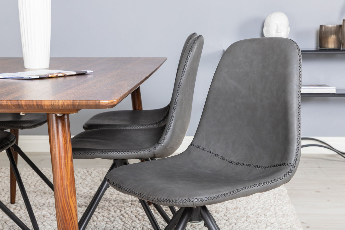 Polar - Spisebord, 180 cm - Valnød top - Valnød ben+ Polar Spisebordsstol med Spin funktion - sort ben - Sort PU - Sort syninger