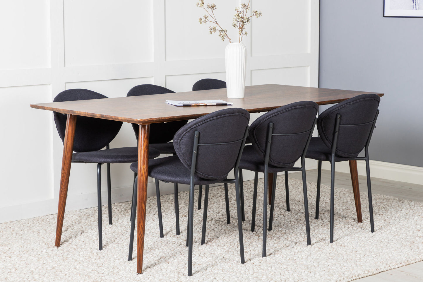 Polar - Spisebord, 180 cm - Valnød top - Valnød ben+Vault Spisebordsstol - Sorte ben - Sort Stof