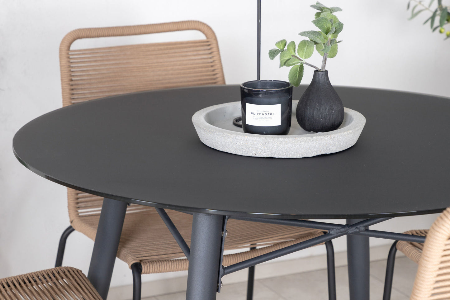 Santorini Spisebord ø 100 - sort alu / grå glas+Lidos Stabelbar stol - Sort Alu / Latte Reb