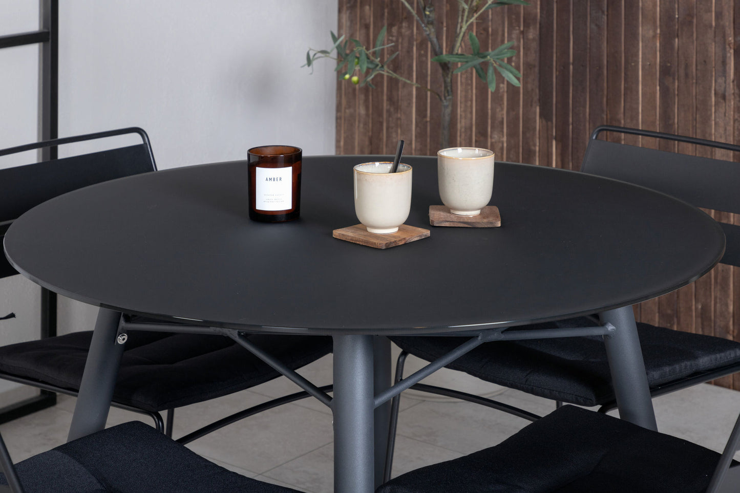 Santorini Spisebord ø 100 - sort alu / grå glas+Lia Spisebordsstol - Sort