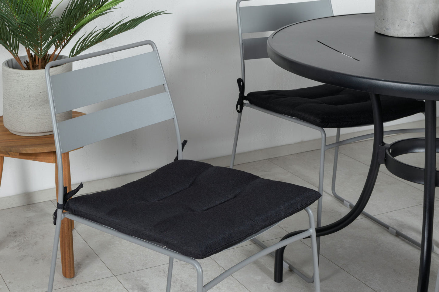 Nicke - Spisebord, Sort Stål - ø90cm+Lia Spisebordsstol - Grå