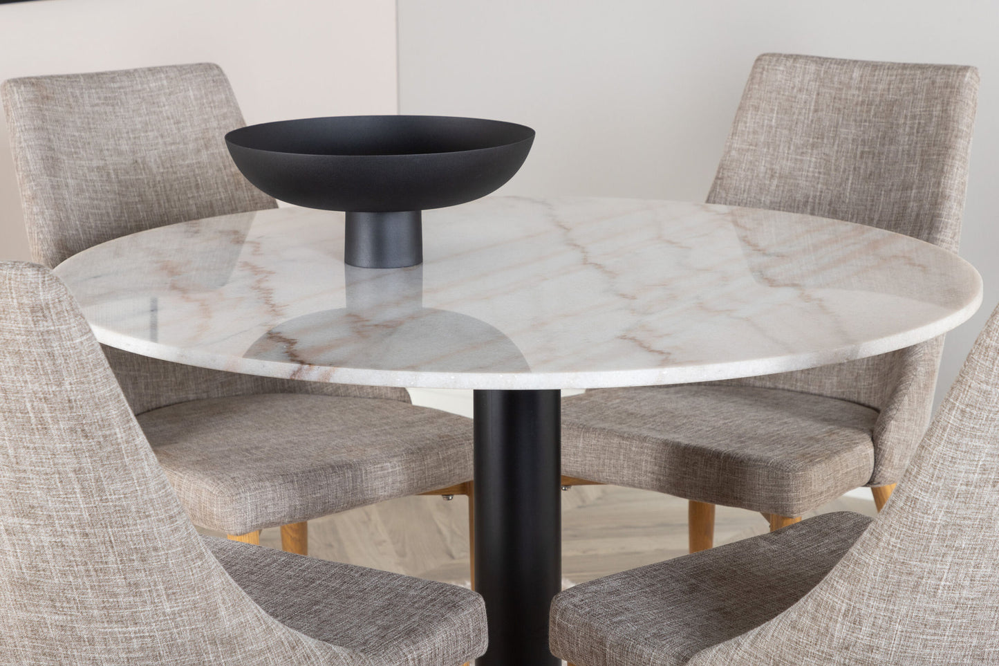Estelle - Rundt spisebord, ø106 H75 - Hvid / Sort+Leone Spisebordsstol - Lysegrå / Eg