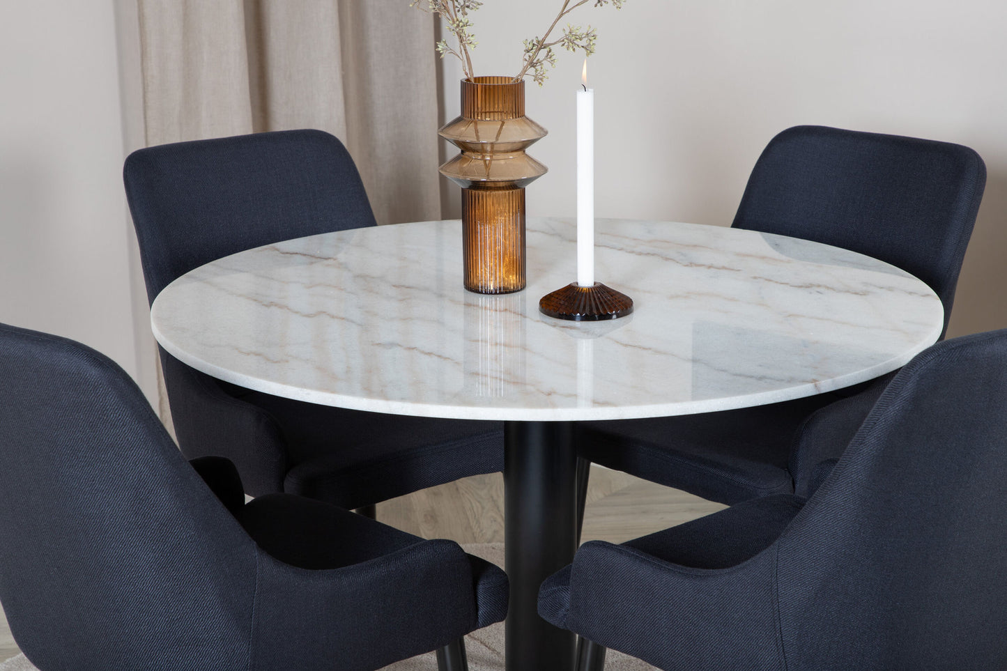 Estelle - Spisebord, rund 106cm Hvid marble / Sorte ben - Plaza Spisebordsstol - Sorte ben - Sort Stof 4