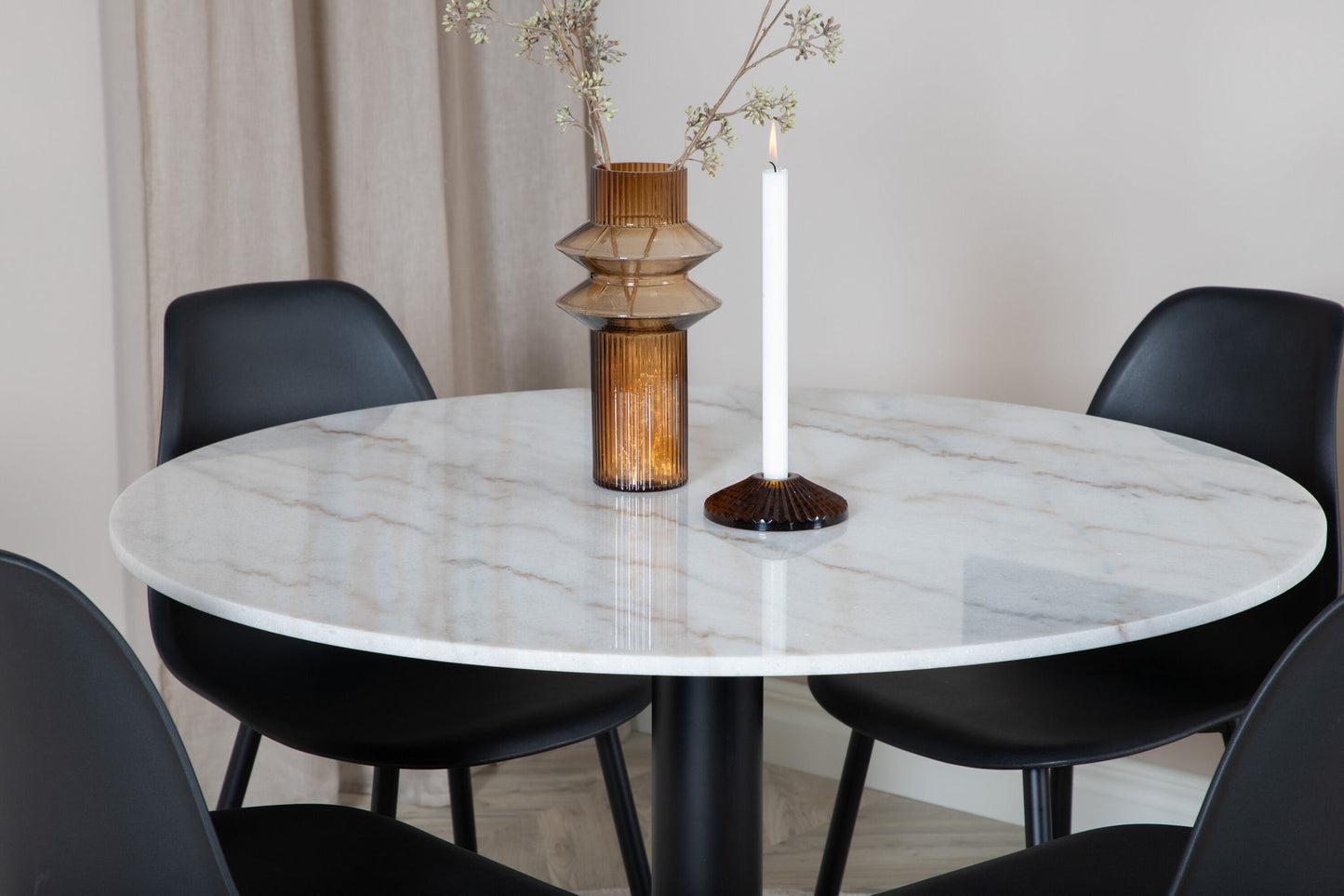Estelle - Rundt spisebord, ø106 H75 - Hvid / Sort+ Polar Plast Spisebordsstol