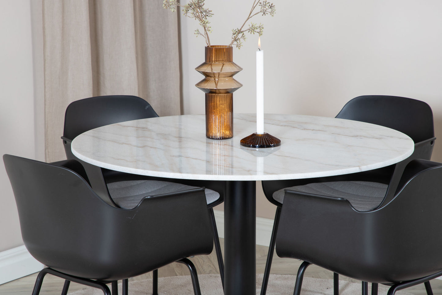 Estelle - Rundt spisebord, ø106 H75 - Hvid / Sort+Comfort Plast Chai