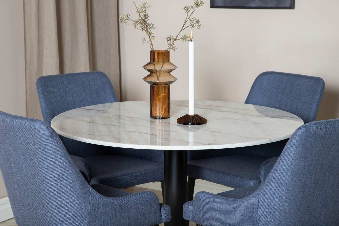 Estelle - Spisebord, rund 106cm Hvid marble / Sorte ben - Plaza Spisebordsstol - Sorte ben - Blåt stof 4