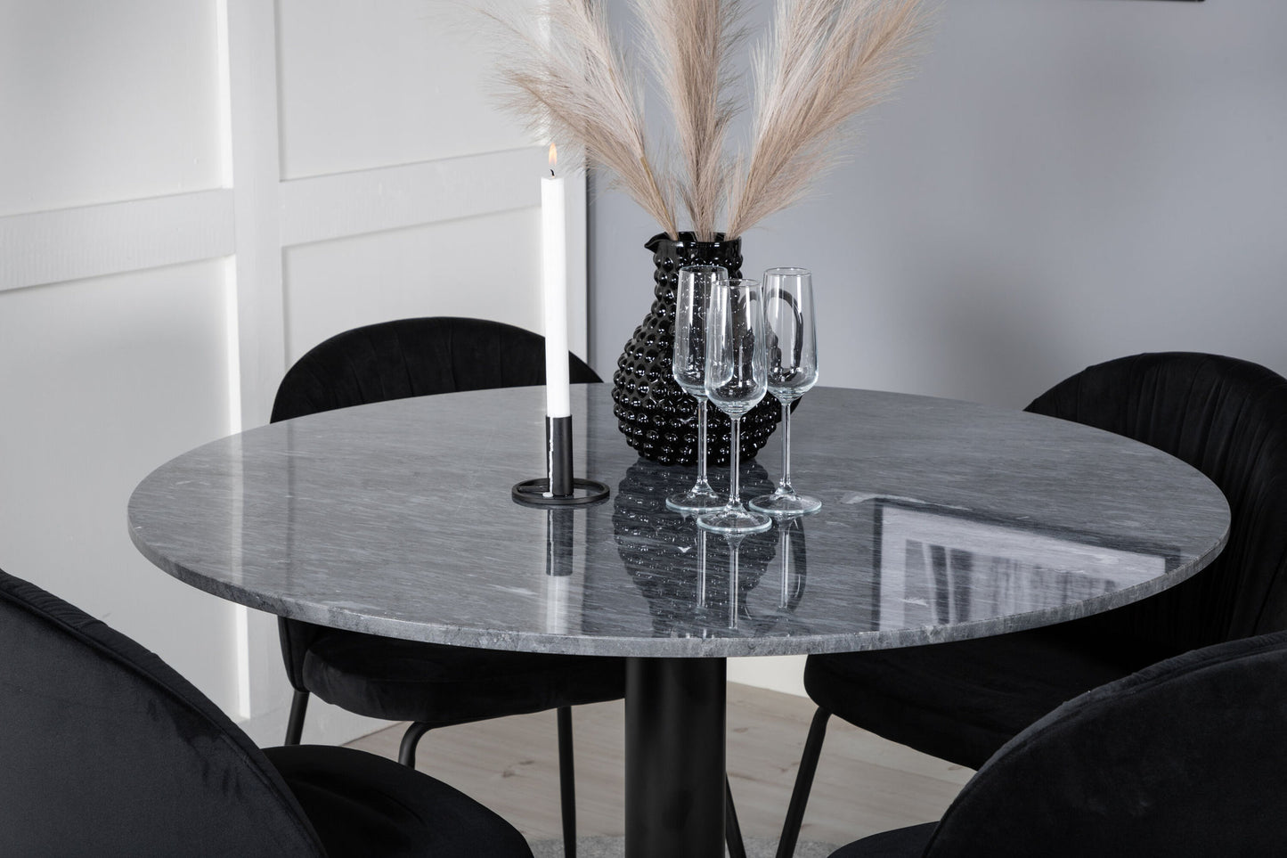 Estelle - Rundt spisebord, ø106 H75 - Sort+Wrikles Spisebordsstol - Sorte ben - Sort velour
