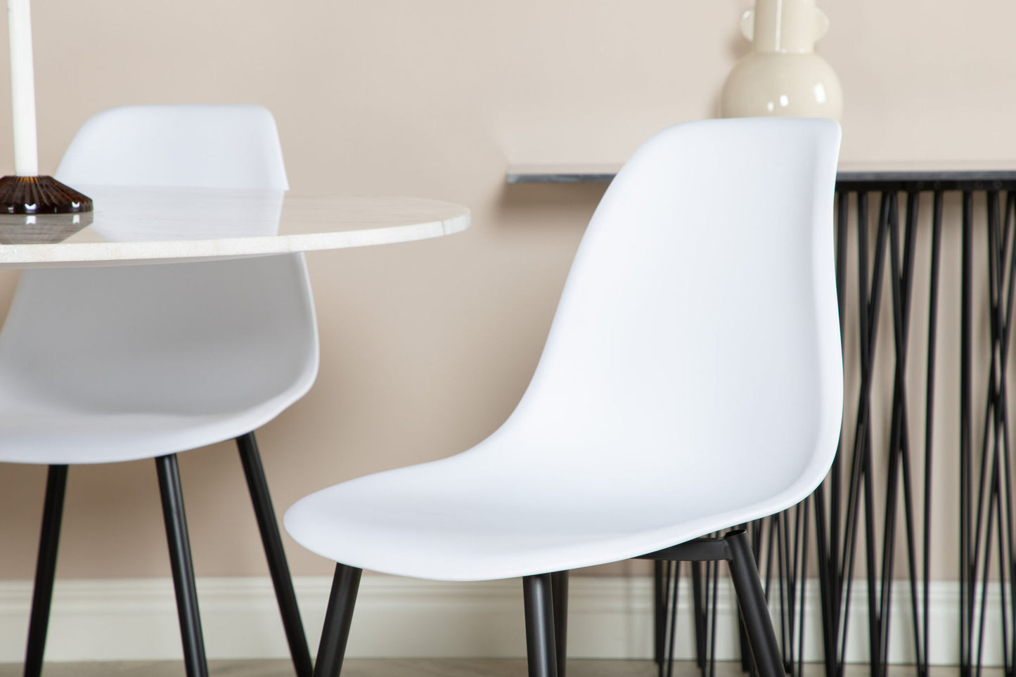 Estelle - Rundt spisebord, ø106 H75 - Hvid / Sort+ Polar Plast Spisebordsstol - Sorte ben / Hvid Plast