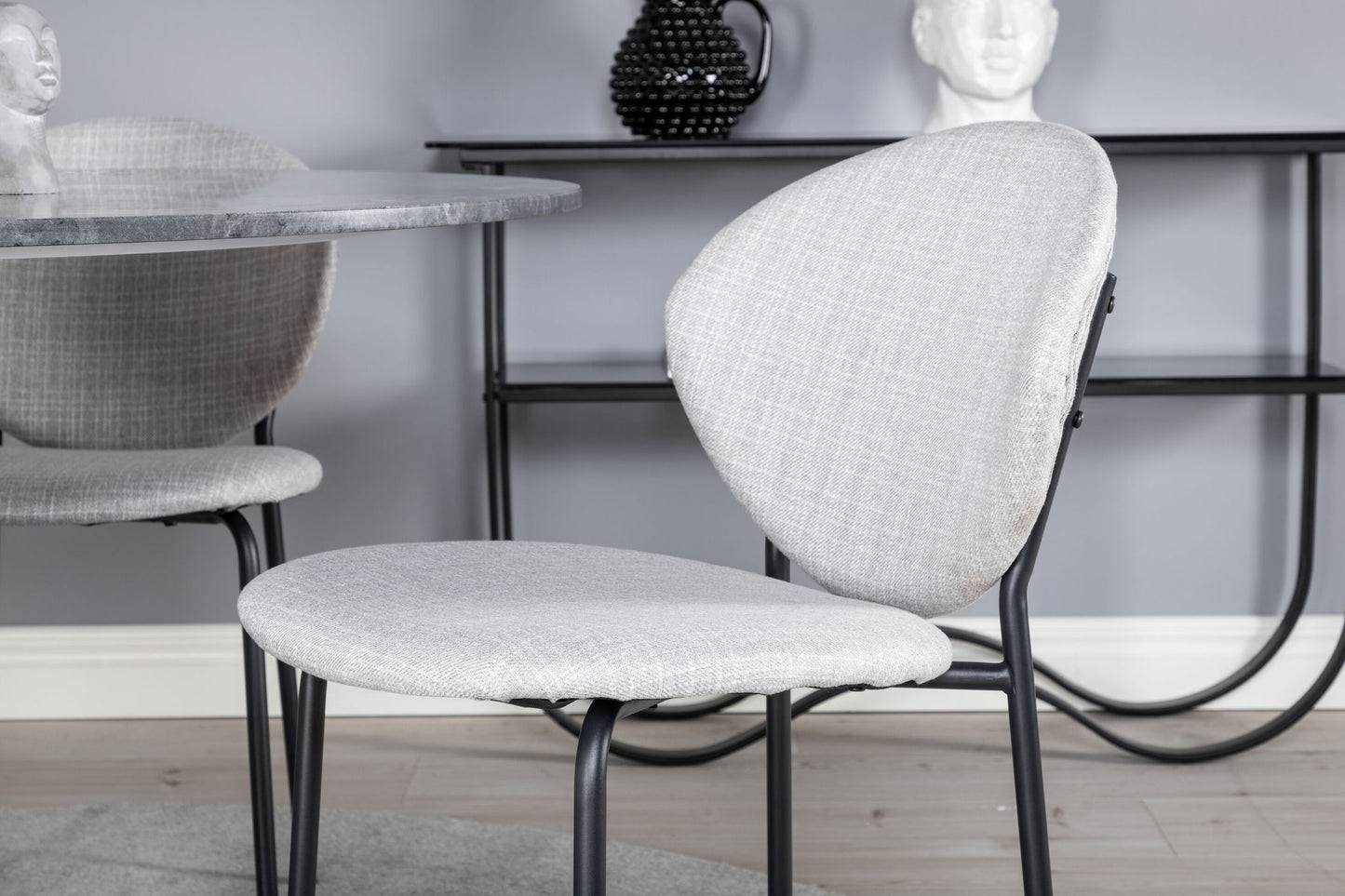 Estelle - Rundt spisebord, ø106 H75 - Sort+Vault Spisebordsstol - Sorte ben - Gråt stof
