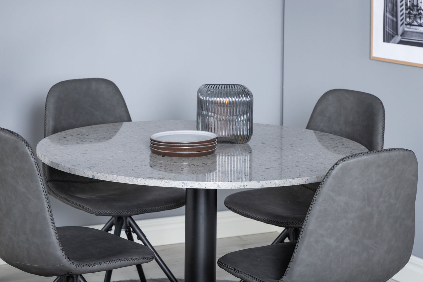 Razzia - Spisebord, ø106cm - Grå / Sort+ Polar Spisebordsstol med Spi function - sorte ben - Sort PU - Sorte syninger