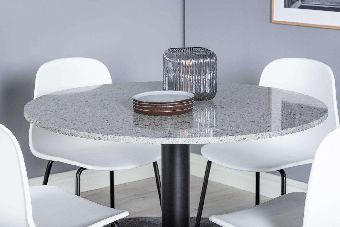 Razzia - Spisebord, ø106cm - Grå / Sort+Arctic Spisebordsstol - Sorte ben - Hvid Plast