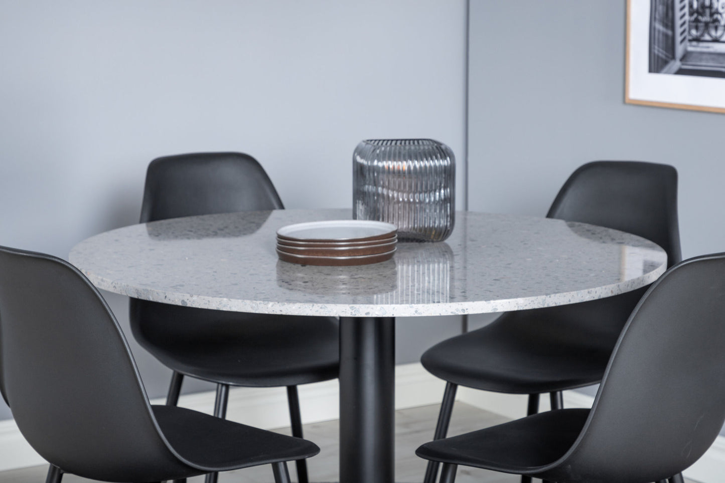 Razzia - Spisebord, ø106cm - Grå / Sort+ Polar Plast Spisebordsstol - Sorte ben / Sort Plast