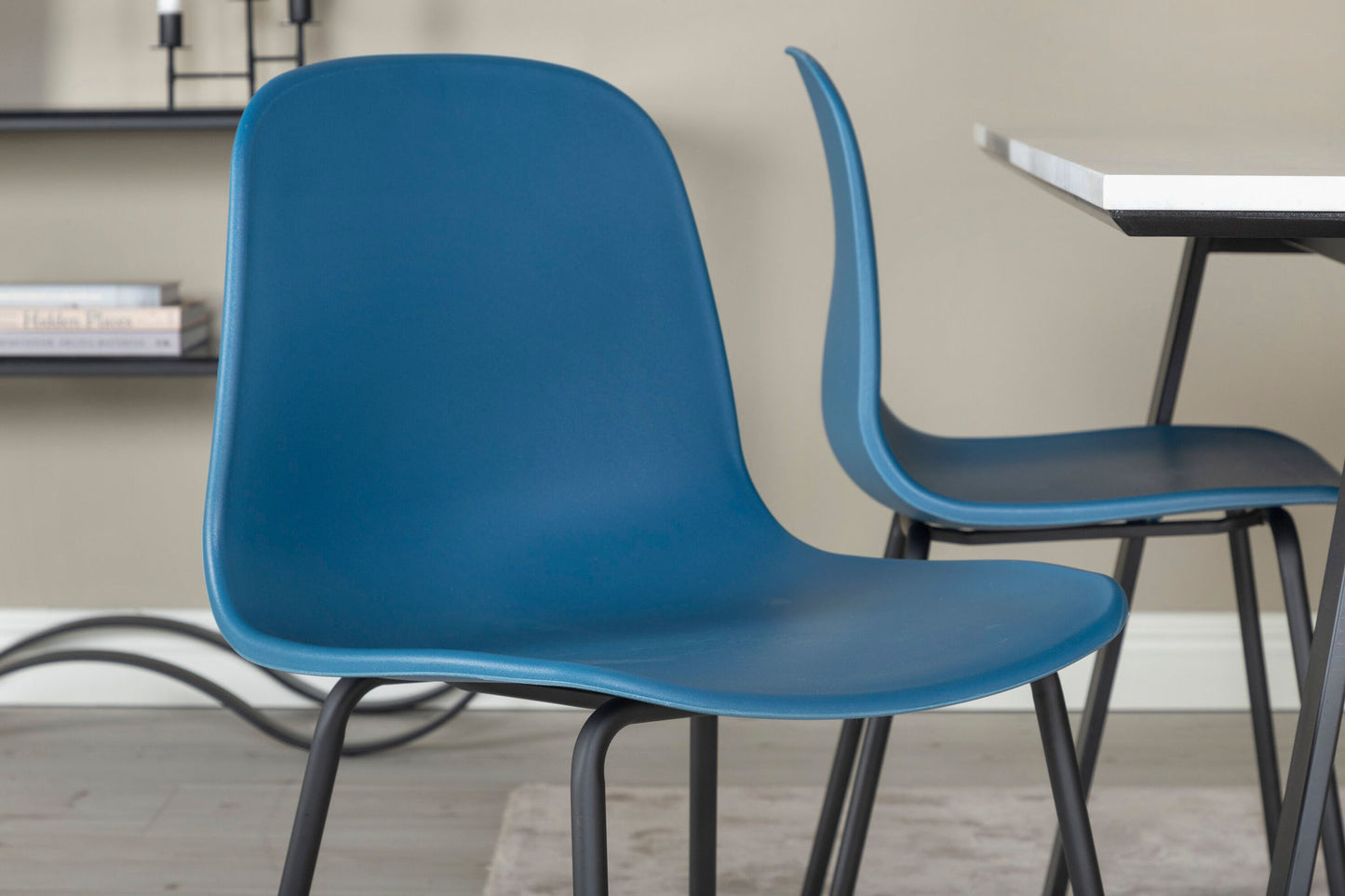 Estelle - Spisebord, 140*90 - Hvid / Sort+Arctic Spisebordsstol - Sorte ben - Blå Plast