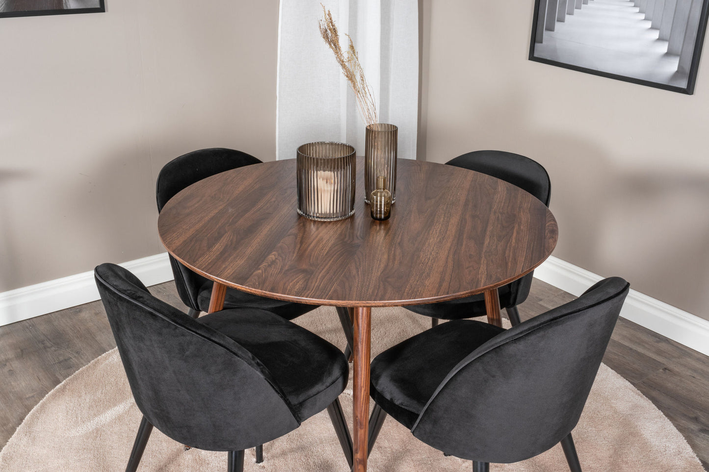 Plaza Rundt bord 100 cm - Valnød top - Valnød ben+ velour Spisebordsstol - Sort