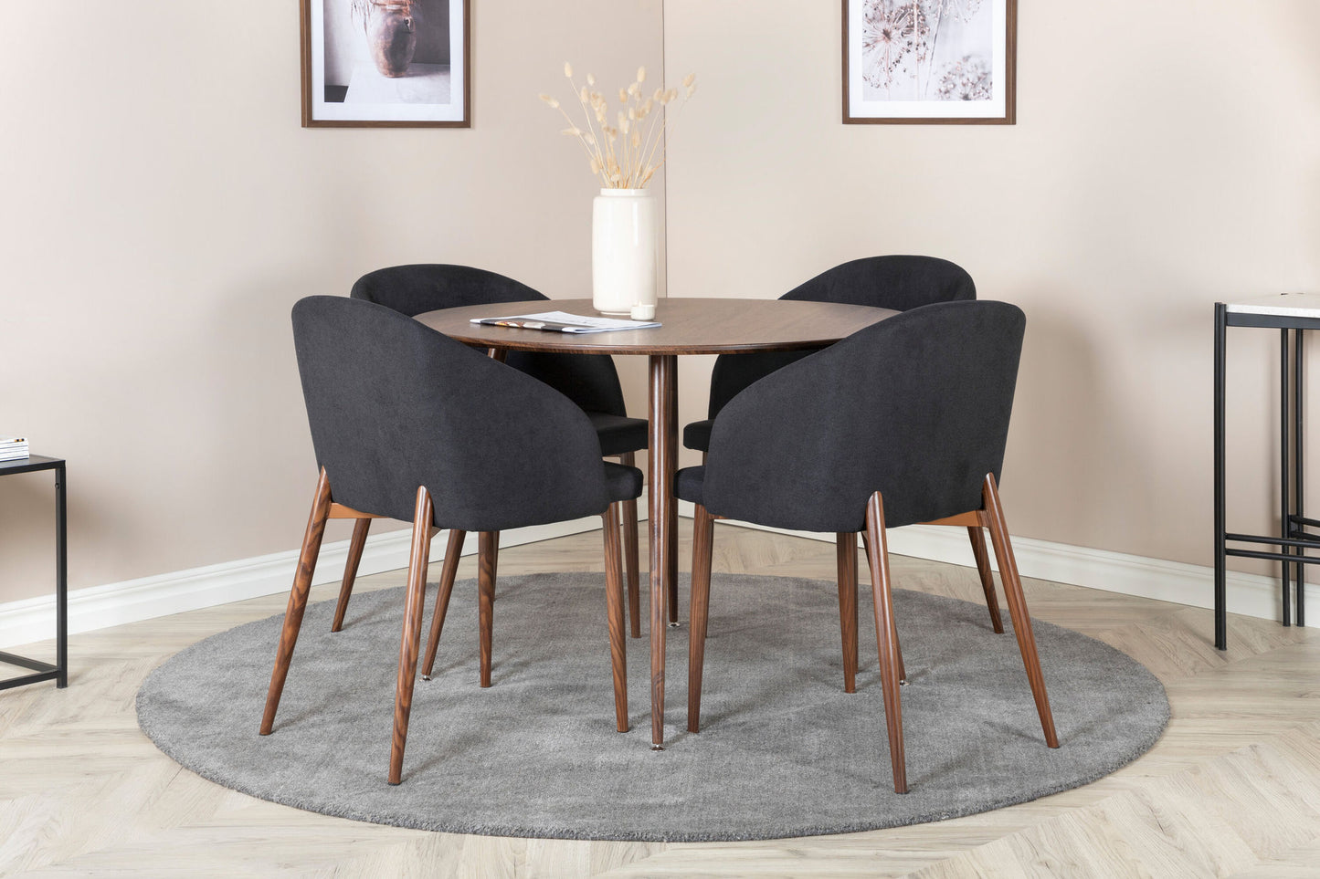 Plaza Rundt bord 100 cm - Valnød top - Valnød ben+Arch Spisebordsstol - Valnød ben - Sort Stof