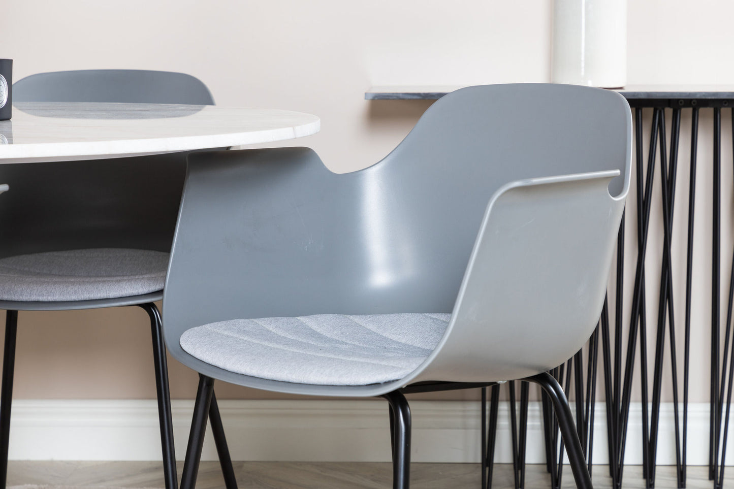 Estelle - Rundt spisebord, ø106 H75 - Hvid / Sort+Comfort Plast Spisebordsstol - Sorte ben - Grå Plast
