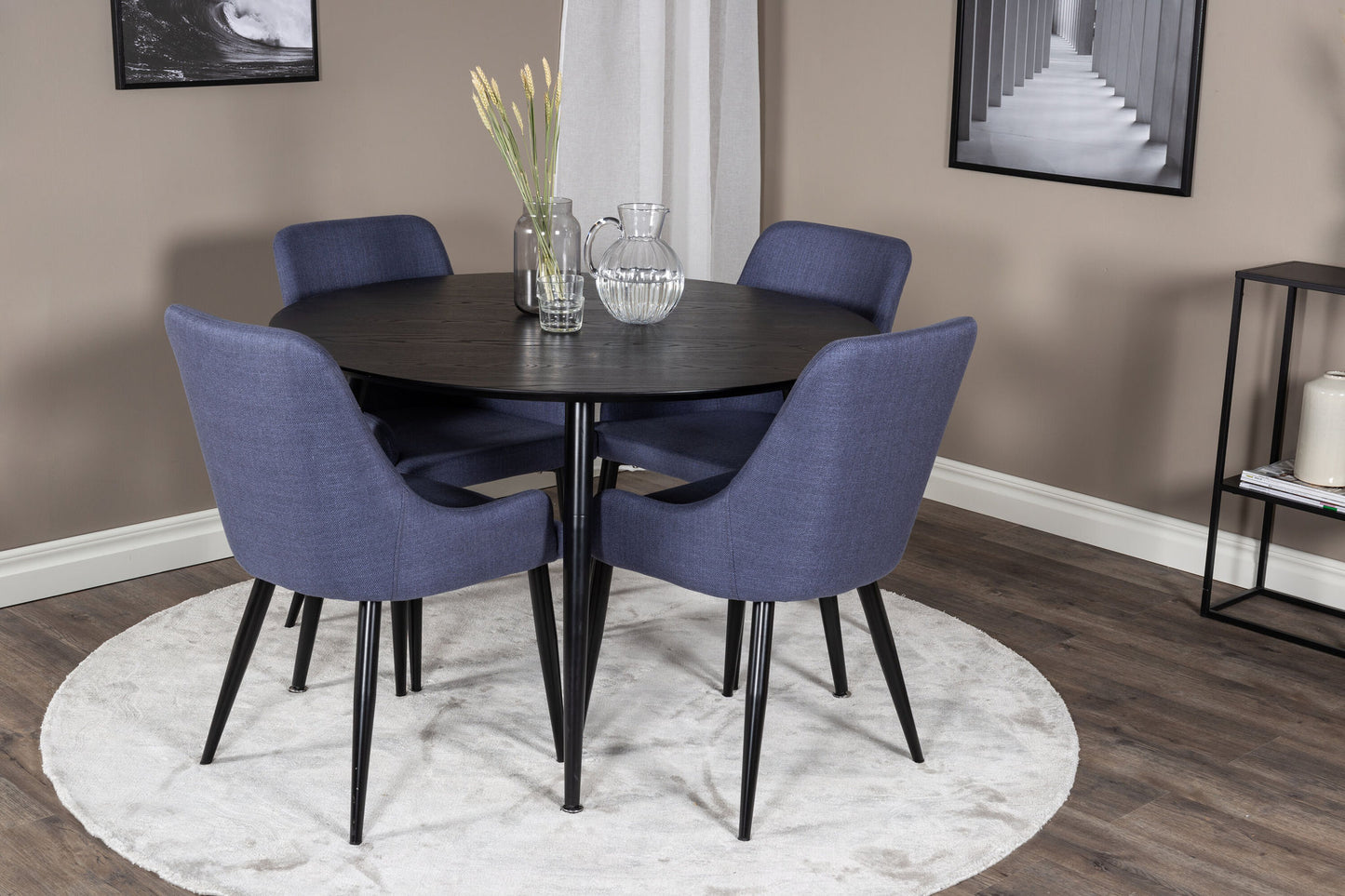 Dipp - Spisebord, 115cm - Sort finér / All sort ben + Plaza Spisebordsstol - Sorte ben - Blåt stof