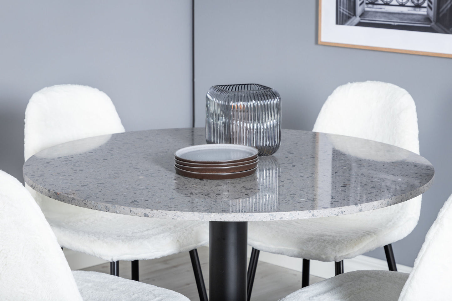 Razzia - Spisebord, ø106cm - Grå / Sort+ Polar Fluff Spisebordsstol - Sorte ben - Hvid Teddy