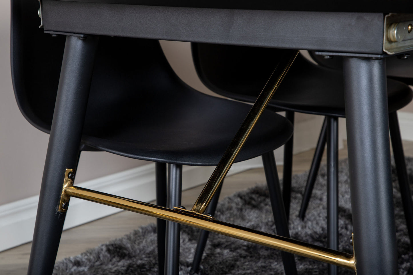 Gold - Bord m. forlængelse - 180/220*85*H76 Sort finér - Sorte ben - Messing detaljer+ Polar Plast Spisebordsstol - Sorte ben / Sort Plast