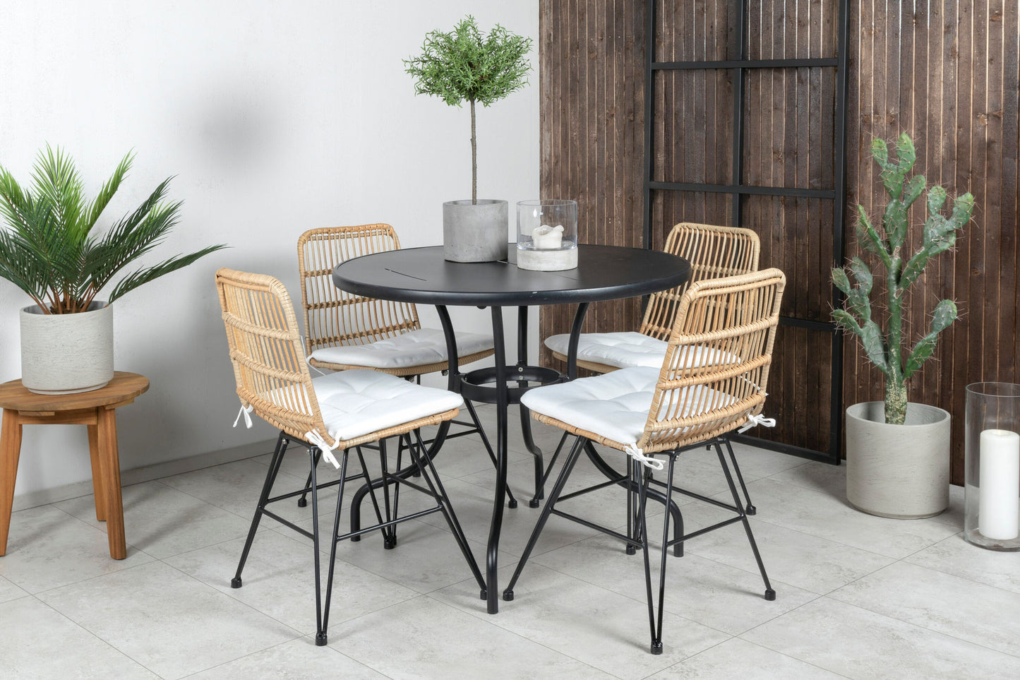 Nicke - Spisebord, Sort Stål - ø90cm+Viga Spisebordsstol - Sort stål / Lys Natur flet / Hvid hynde