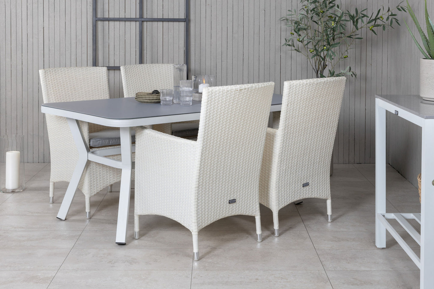 Virya - Spisebord, Hvid Alu / Grå glas - small table+ Mali - Lænestol med dyna - Hvid / grå dyna