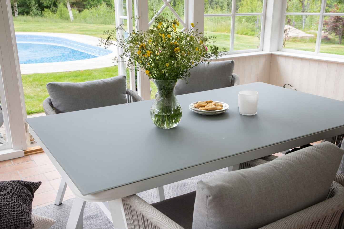 Virya - Spisebord, Hvid Alu / Grå glas - small table+Virya Spisebordsstol - Hvid Alu / Grå pude