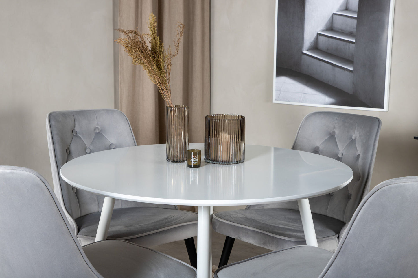 Plaza Rundt Bord 100 cm - Hvid top / Hvide ben+ velour Deluxe Spisebordsstol - Lysegrå / Sort