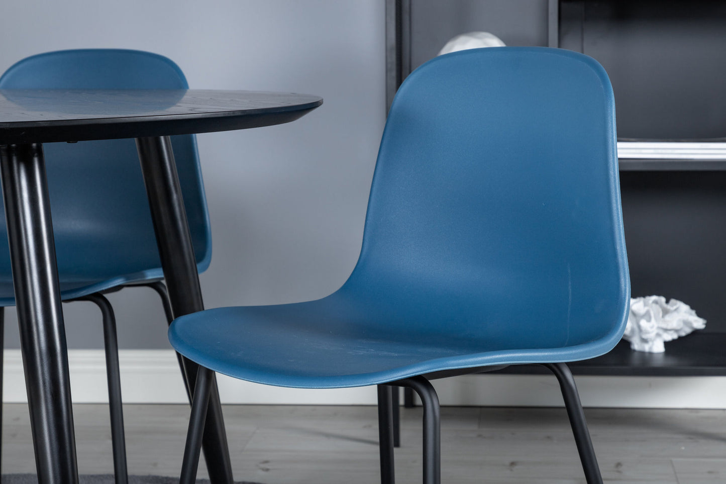 Dipp - Spisebord, 115cm - Sort finér / All sort ben +Arctic Spisebordsstol - Sorte ben - Blå Plast