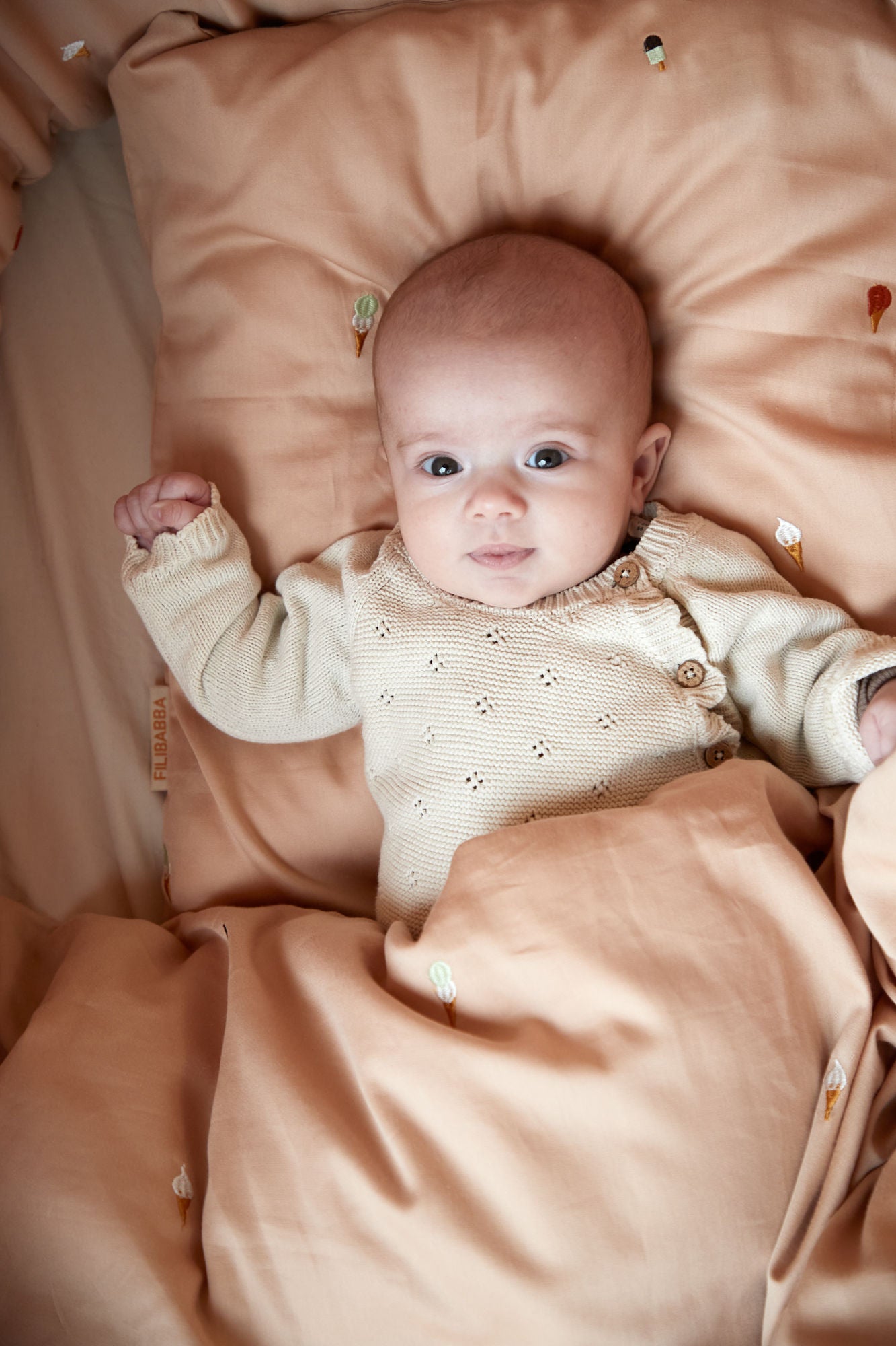 Baby sengetøj GOTS – broderet Cool Summer design – Frappé