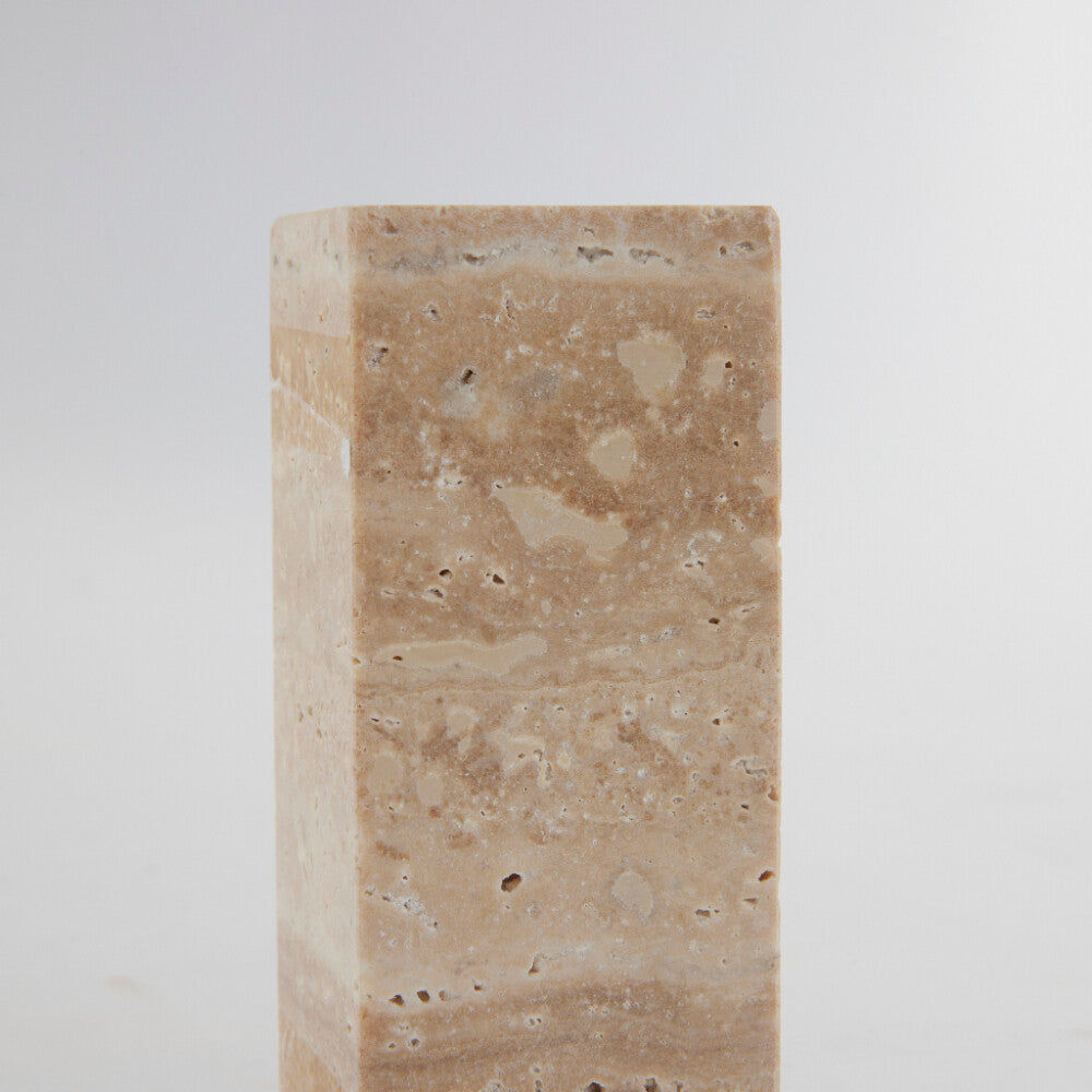 Travina lysestage 14 cm. sand marmor