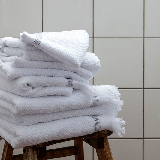 Håndklæde, 50x100 cm, Hvid med grå striber