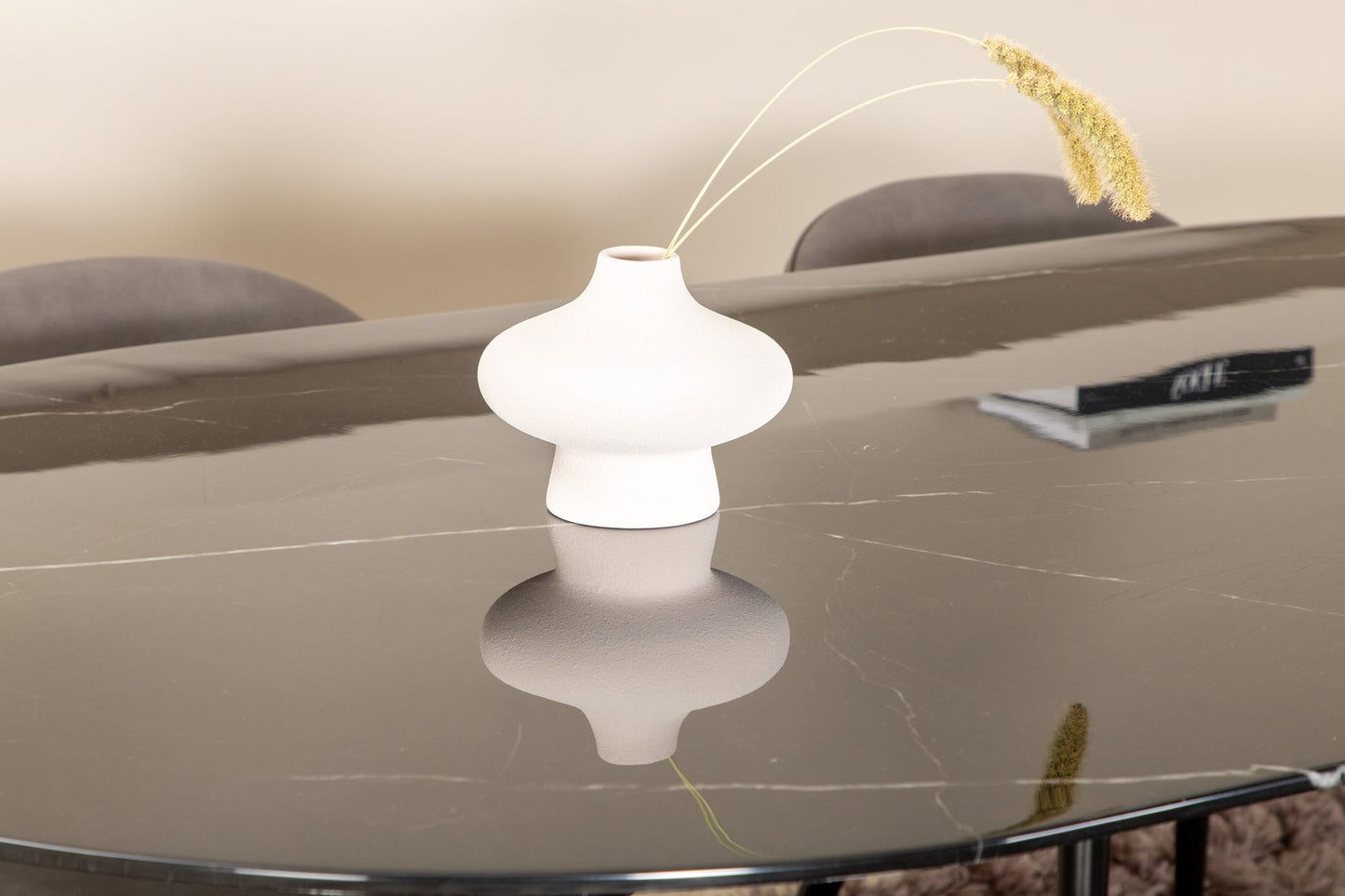 Pillan - Ovalt spisebord, Sort glas Marmor+ velour syninger Stol - Sort / Grå mikrofiber