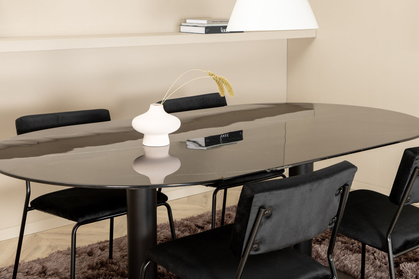Pillan - Ovalt spisebord, Sort glas Marmor+ Kenth Stol, Sort velour