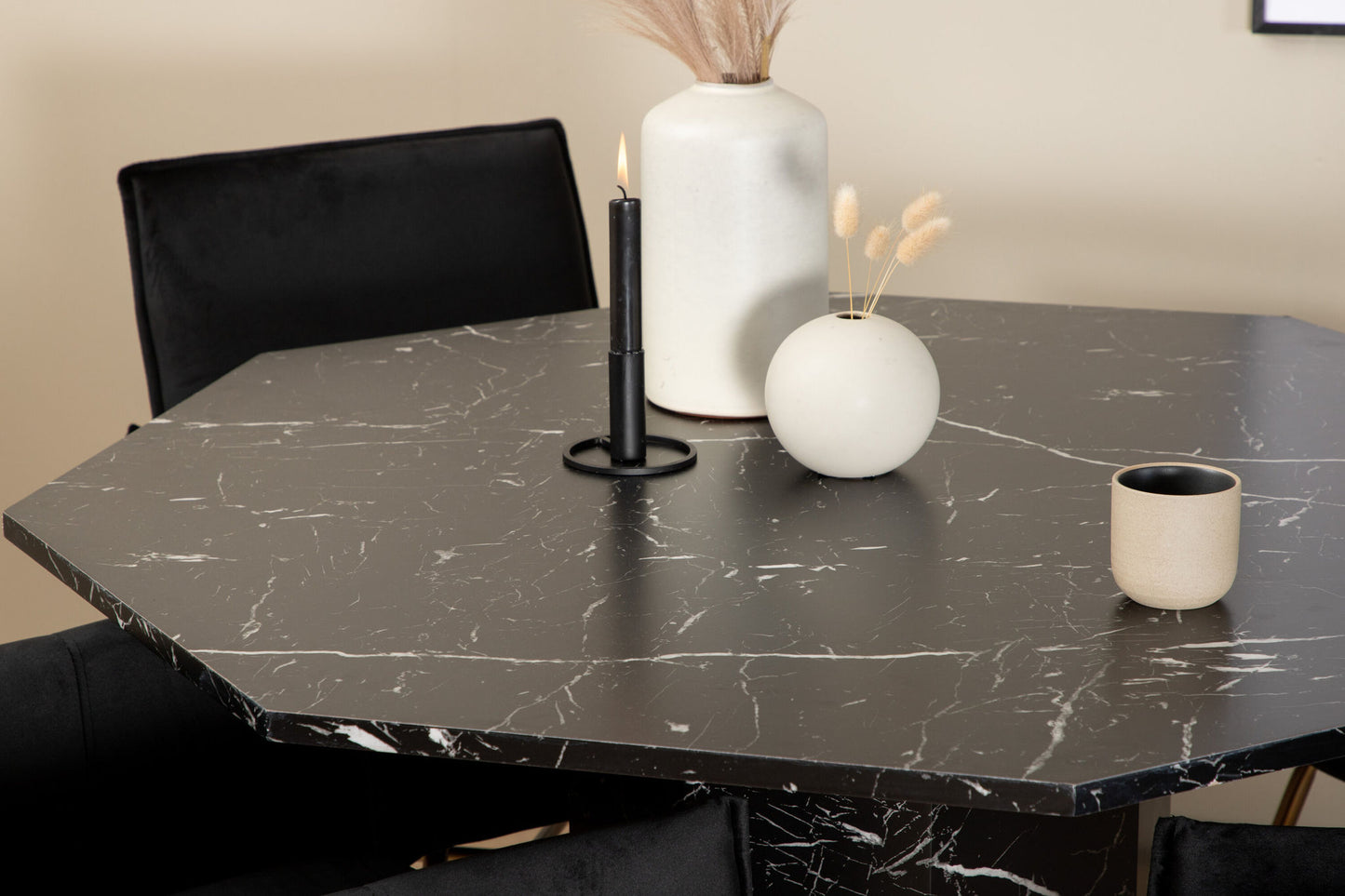 Marbs - Rundt spisebord, Sort glas Marmor+ Petra Stol - Distressed Kobber / Sort velour