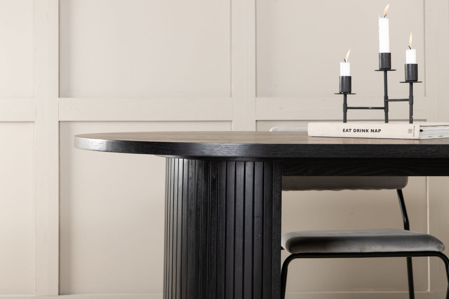 Bianca - Ovalt spisebord, Sort finér+ Kenth Stol - Sort / Lysegrå velour