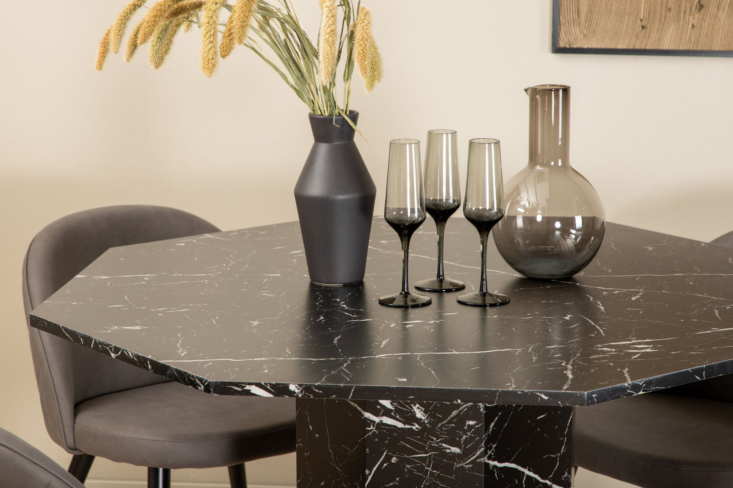 Marbs - Rundt spisebord, Sort glas Marmor+ velour syninger Stol - Sort / Grå mikrofiber