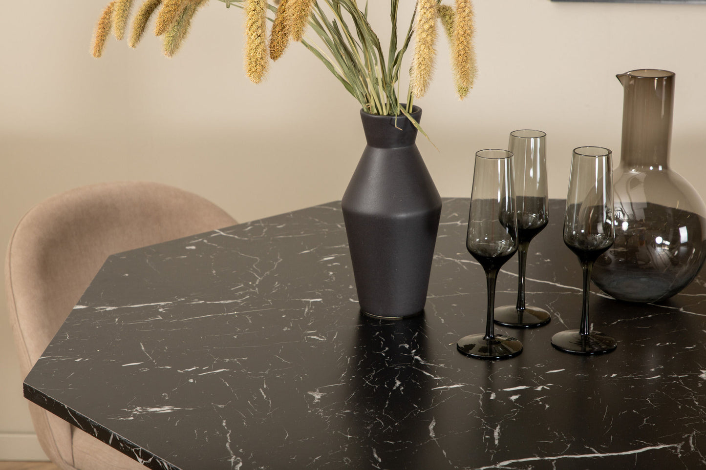 Marbs - Rundt spisebord, Sort glas Marmor+ velour syninger Stol - Sort / Beige Stof (Polyester lined)