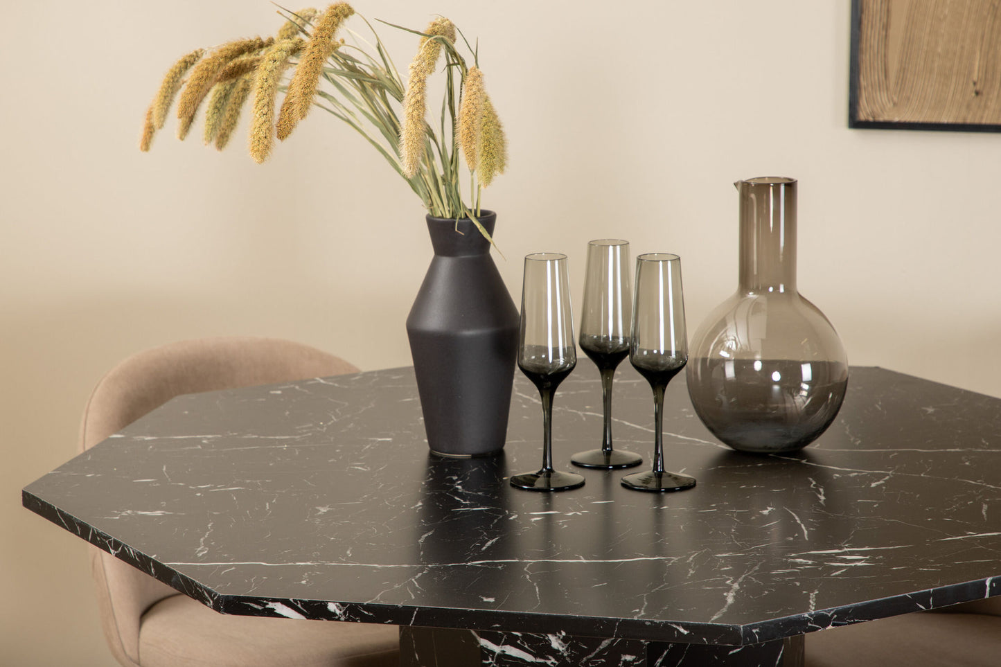 Marbs - Rundt spisebord, Sort glas Marmor+ velour syninger Stol - Sort / Beige Stof (Polyester lined)