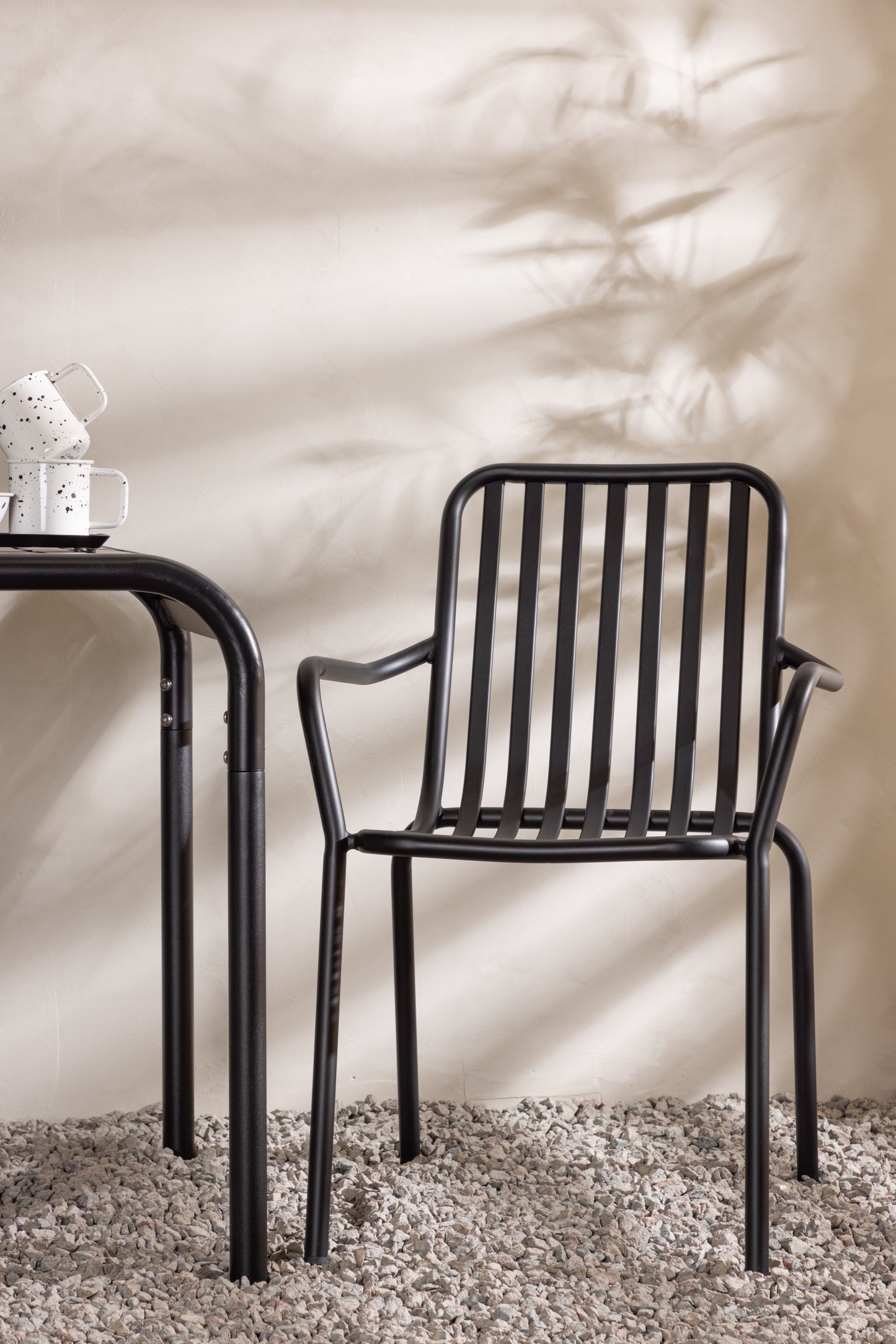 Borneo - Cafébord, Aluminium - Sort / Kvadrat 70*70* + Pekig stol Aluminium - Sort