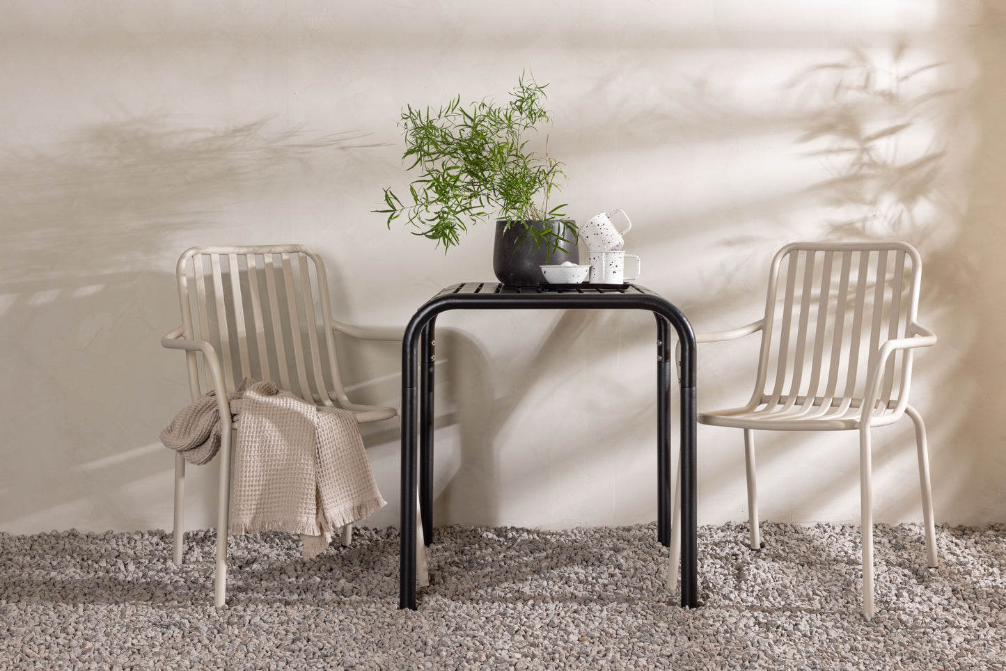 Borneo - Cafébord, Aluminium - Sort / Kvadrat 70*70* + Pekig stol Aluminium - Beige